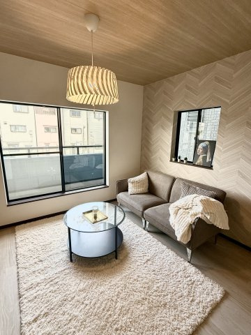 中古戸建　大東市灰塚４丁目（平成11年築）の居間・リビング|ナチュラルな色合いが落ち着くリビングです