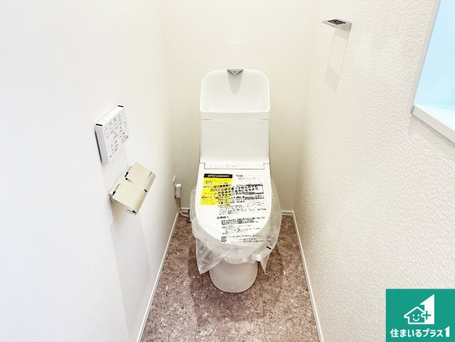 ●5(土)6(日)現地説明会！　桜井市西之宮のトイレ|1・2階の2ヶ所にあるので、朝の忙しい時間の順番待ちもなく、深夜の利用にも大変便利です。