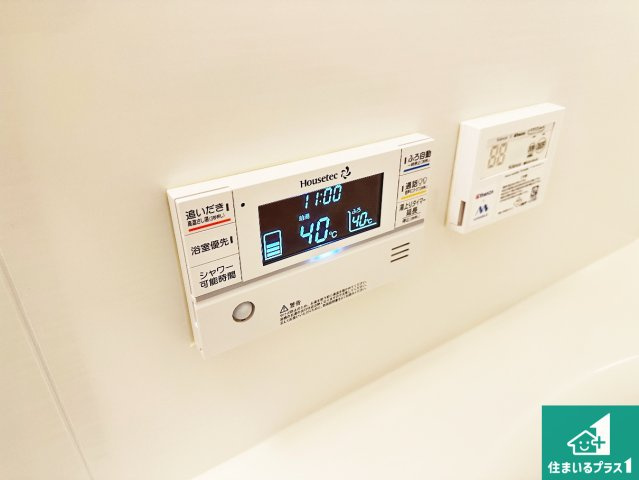 桜井市西之宮　新築一戸建ての発電・温水設備|給湯器リモコン（浴室側）省エネタイプの給湯器でお湯はり・追い炊き自由自在！お子様から高齢者の方まで、みんなが操作しやすいボタン配置です。