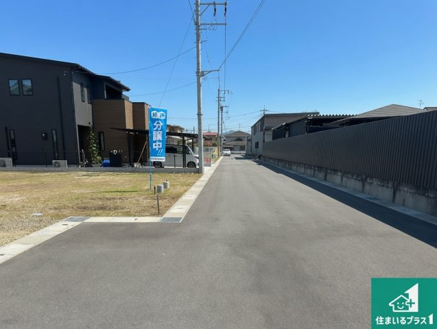 桜井市西之宮　新築一戸建ての前面道路含む現地写真|周辺は閑静な住宅街！前面道路広々で車の出し入れも便利です。駐車が苦手な方でも安心して車庫入れできます！