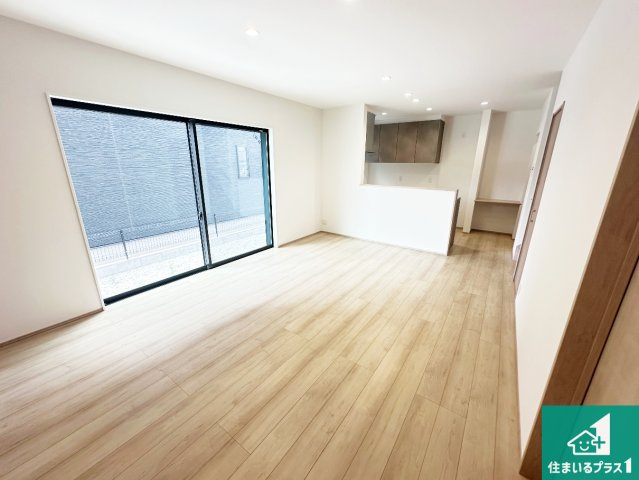 桜井市西之宮　新築一戸建ての居間・リビング|シンプルなリビングは、観葉植物等のインテリアを楽しめますね！パパ好みにも、ママ好みにも家具次第で雰囲気を変えることができます！