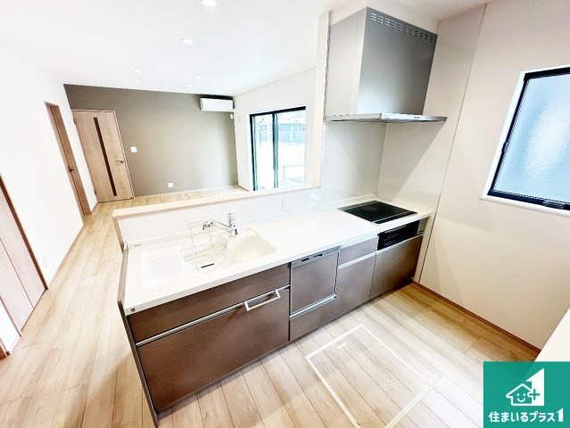桜井市西之宮　新築一戸建てのキッチン|リビングと統一感があり、使い勝手のいいキッチン。広々としているので、二人並んで作業が出来ちゃいます。お子様と一緒に色々なお料理に挑戦できるスペースがあります。