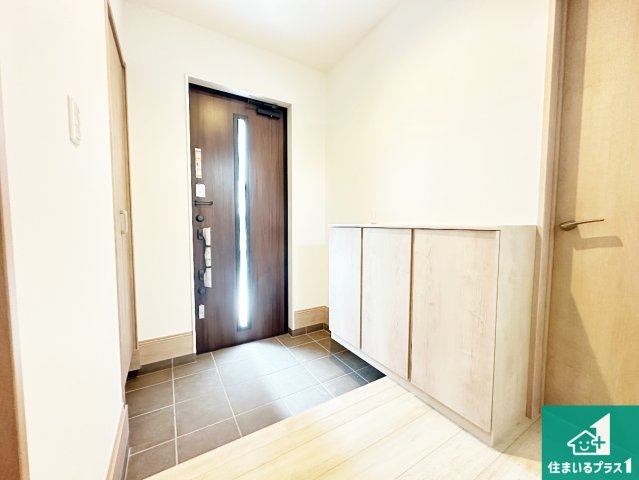 桜井市西之宮　新築一戸建ての玄関|ご家族皆様の靴もたっぷり収まる大容量の玄関収納を設けました。見た目もスッキリ綺麗な玄関に！