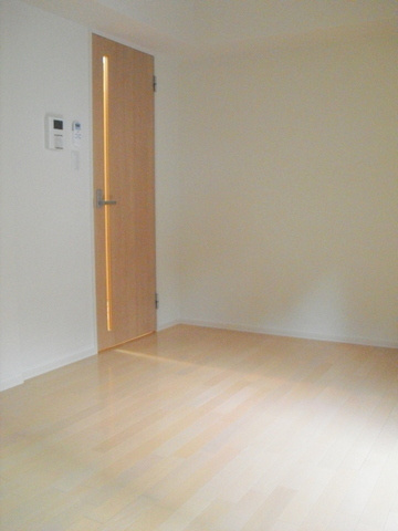 フォンテ　横濱の洋室|白を基調とした明るい洋室はフローリング7帖