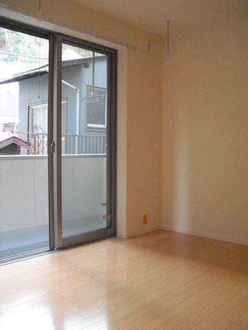 フォンテ　横濱の居間・リビング|キレイな室内　洋室７帖フローリング