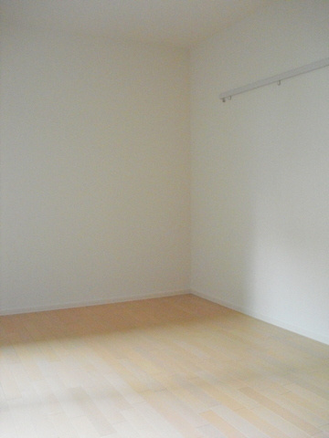 フォンテ　横濱の居間・リビング|白を基調とした明るい洋室はフローリング7帖