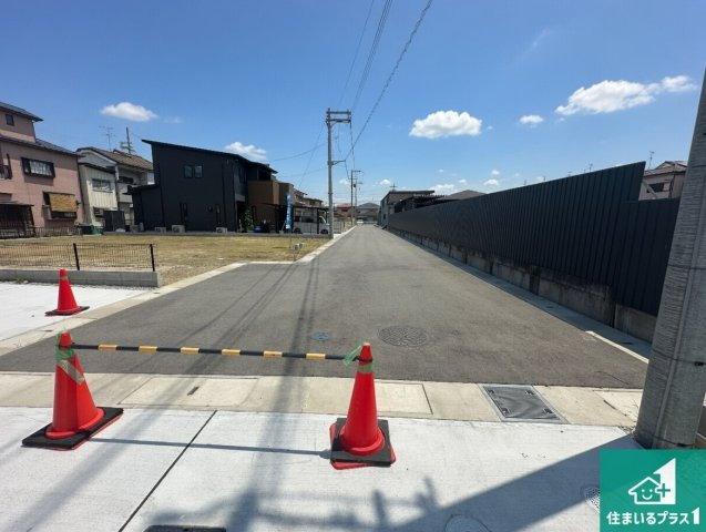●桜井市西之宮　新築一戸建ての前面道路含む現地写真|周辺は閑静な住宅街！前面道路広々で車の出し入れも便利です。駐車が苦手な方でも安心して車庫入れできます！