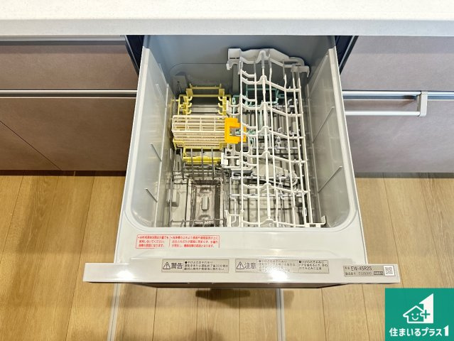 ●桜井市西之宮　新築一戸建ての設備|食事後の一仕事、食器洗いをボタン一つでお任せできちゃいます！場所を取らないビルトイン式なので、お料理スペースもしっかり確保！
