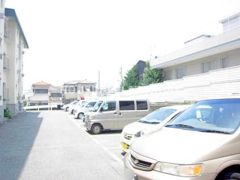 鈴松マンションの駐車場