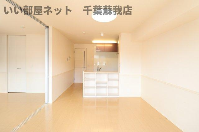 ミラベルコートの居間・リビング|こちらのリビングで趣味の時間をお楽しみください