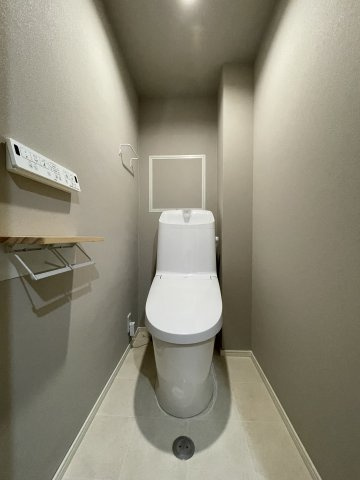 みゆきパークマンションA棟のトイレ|トイレもリフォーム済です！シックでお洒落な内装、温水洗浄座トイレです。