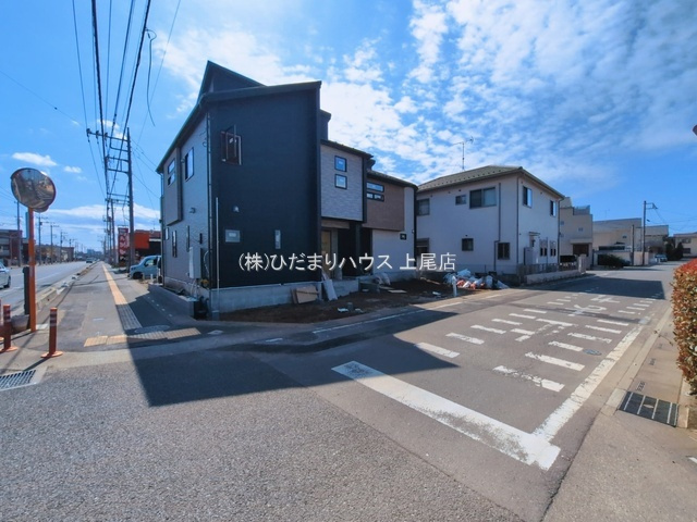 上尾市上12期　新築戸建　ブルーミング01の前面道路含む現地写真
