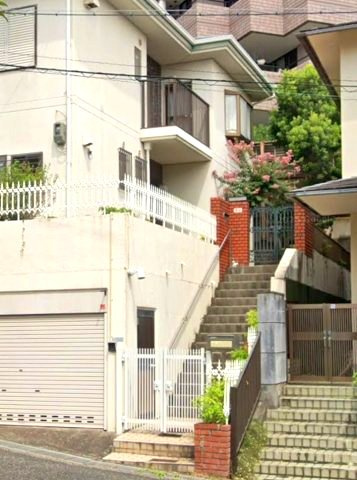 雲雀丘山手1丁目の玄関|住まいに上質な顔を演出する玄関

