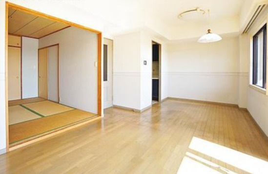 神戸市東灘区西岡本１丁目の中古マンションの居間・リビング