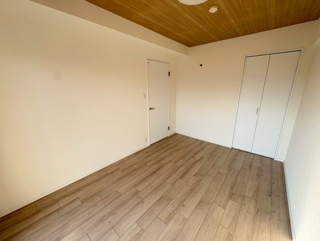 グレーシィ須磨アルテピアⅡ番街 の洋室|収納付きの洋室です