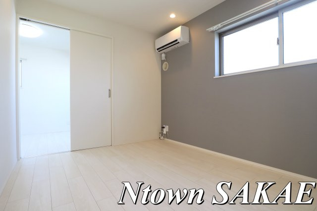 【居間・リビング】 | ハーモニーテラス高道町Ⅲ | こちらの居間で趣味の時間をお楽しみください
