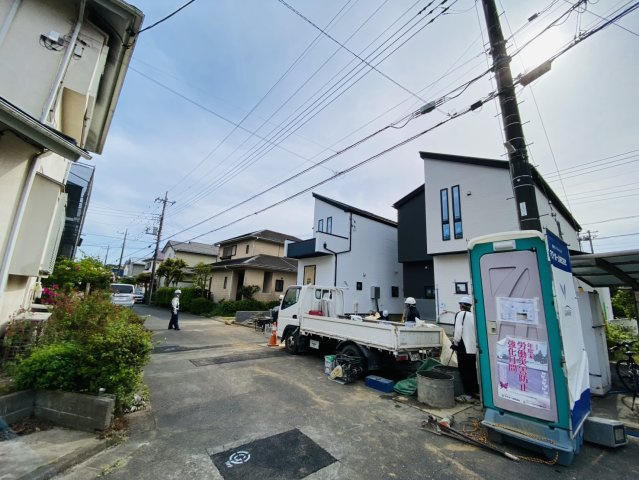 成田市中台12期　新築戸建　１号棟の前面道路含む現地写真