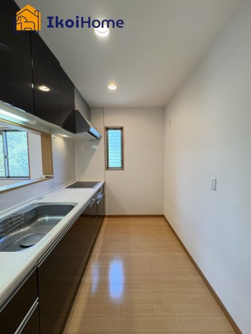 神戸市西区桜が丘西町2丁目　中古戸建のキッチン|【ホームページに現地動画掲載中】●年中無休：当日予約可●キッチン同色のカップボードご依頼も承ります