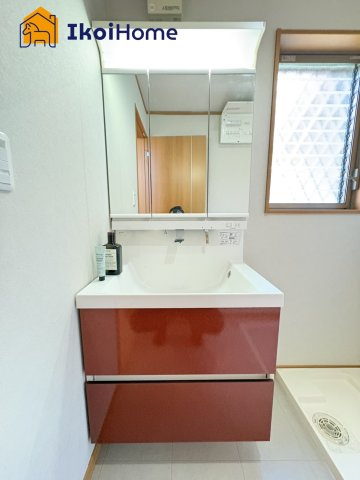 神戸市西区桜が丘西町2丁目　中古戸建の洗面所|【ホームページに現地動画掲載中】●年中無休：当日予約可●お化粧等に便利な３面鏡。ハンドシャワー水栓付