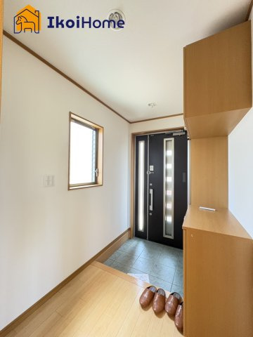 神戸市西区桜が丘西町2丁目　中古戸建の玄関|【ホームページに現地動画掲載中】●年中無休：当日予約可●玄関に窓があるので光が入り明るい空間です！