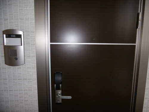 メゾンマスト本宮の玄関