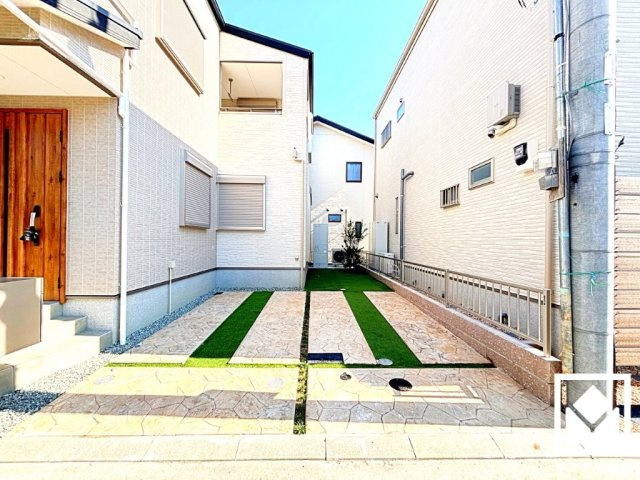 尼崎市東園田町2丁目の駐車場|インナーバルコニーなので急な雨の日も安心ですね。