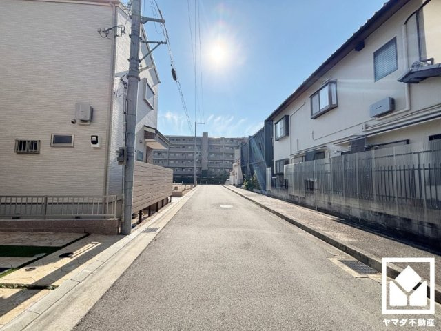 尼崎市東園田町2丁目の前面道路含む現地写真|阪急電鉄神戸線「園田」駅まで徒歩約11分。「業務スーパー園田店」まで徒歩7分などお買い物施設も徒歩圏内に複数あり、毎日の通勤・通学だけでなく、日常のお買い物や、休日のお出かけまで利便性に優れています。