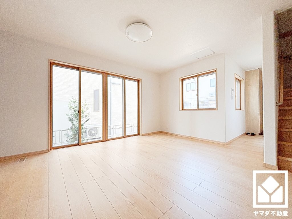 尼崎市東園田町2丁目の居間・リビング|エコキュート搭載。ヒートポンプ技術で効率よくお湯を沸かすため、電気代がお得になります。火を使わないので安全性が高く、断水時にも貯めてあるお湯を生活用水として使用することができます。