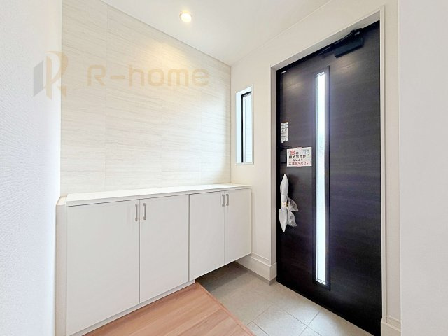 つくば市東光台2期　新築戸建て　2号棟の玄関|玄関には便利なシューズインクローゼットを設置。アウトドア用品やベビーカーなどの収納に役立ちますね♪