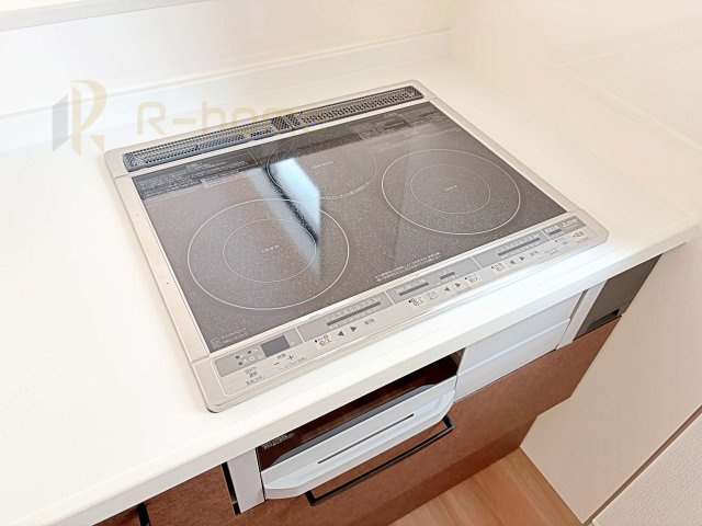 つくば市東光台2期　新築戸建て　2号棟のキッチン|３口のIHクッキングヒーター！凹凸がないのでお手入れもラクラクです♪