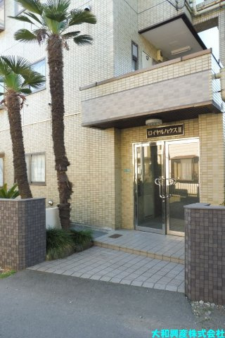 ロイヤルハウス２のエントランス