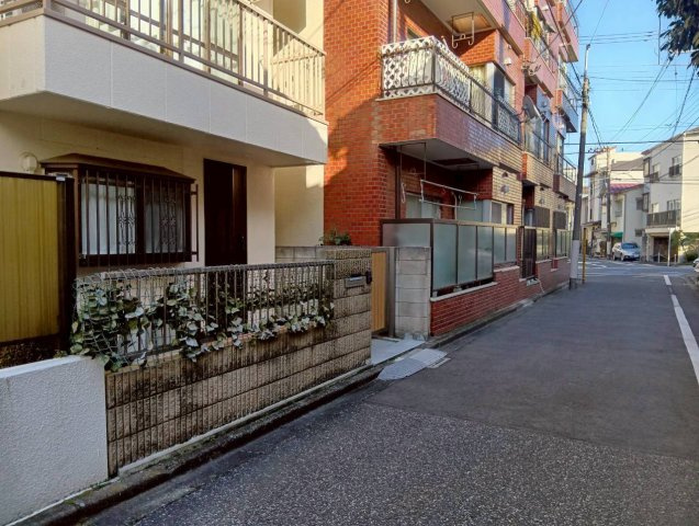 文京区本駒込　建築条件なし売地の前面道路含む現地写真