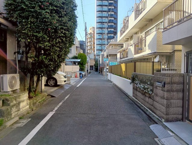 文京区本駒込　建築条件なし売地の前面道路含む現地写真