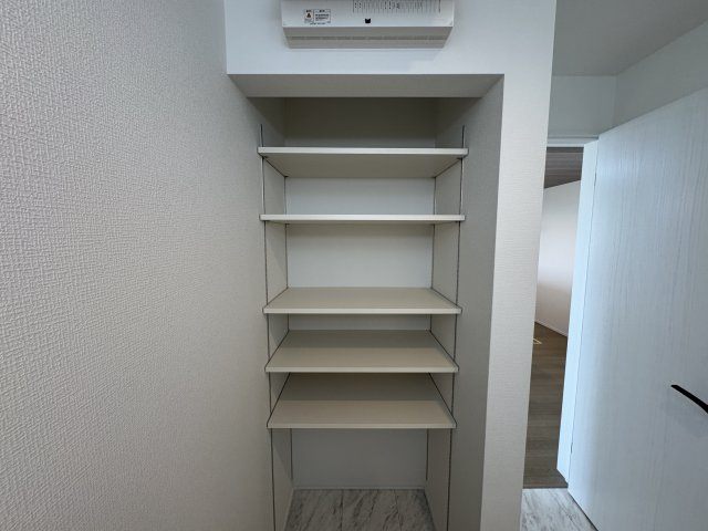 豊見城市名嘉地（全3棟）ラスト2号棟の収納|2号棟　可動棚収納付き♪