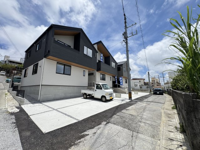 豊見城市名嘉地（全3棟）ラスト2号棟の前面道路含む現地写真|※南側4m道路♪