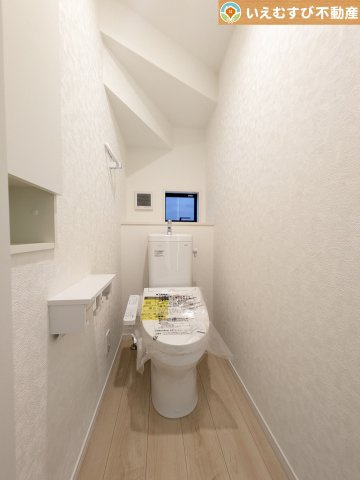 Cradle garden　鴻巣市筑波第5のトイレ|シンプルで清潔感のあるトイレ
窓付きで明るく、お掃除しやすいシンプルな空間♪