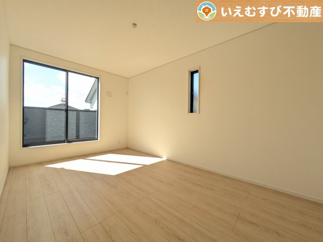 Cradle garden　鴻巣市筑波第5の洋室|シンプルで明るいお部屋
2面採光で日当り良好！シンプルなお部屋なので自分で家具を選ぶのが楽しみですね！