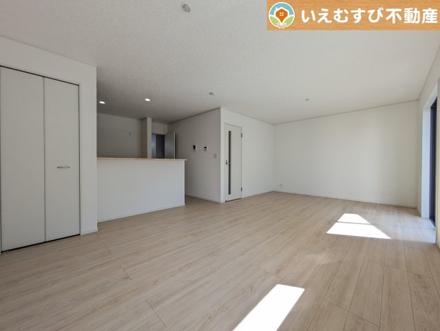 Cradle garden　鴻巣市筑波第5の居間・リビング|ナチュラルな色合いで落ち着いた印象のリビングダイニング
ぬくもりのあるナチュラルな空間。グリーンを飾っても相性が良さそうですね♪