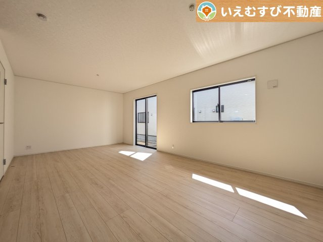 Cradle garden　鴻巣市筑波第5の居間・リビング|開放感と家族との距離感にこだわったＬＤＫ
採光たっぷりのリビングで休日には家族みんなでくつろげそうですね♪
