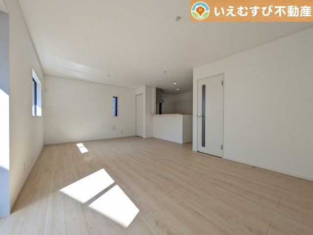 Cradle garden　鴻巣市筑波第5の居間・リビング|自然光で満たされる明るく開放感溢れるリビング
たっぷりの採光で明るい空間。家族みんなでくつろげます♪