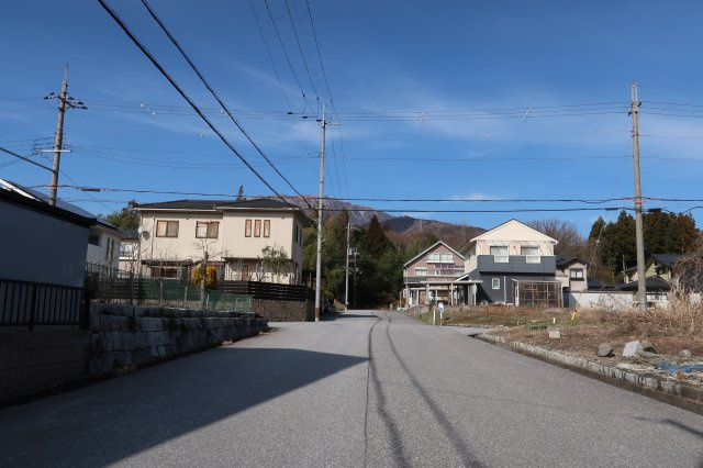 米原市杉澤　中古戸建の前面道路含む現地写真