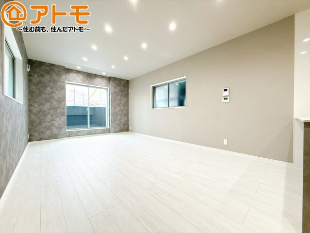 【居間・リビング】 | 駿河区馬渕3丁目　新築戸建　A号棟 | 日当たりのよいリビングは、一年を通してぽかぽかとしています。家族が自然と集まる空間になりそうですね♪