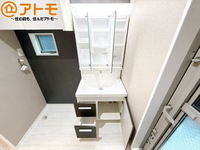 【独立洗面台】 | 駿河区馬渕3丁目　新築戸建　A号棟 | 三面鏡の中は収納になっているため、スッキリとした洗面台を保つことができます♪