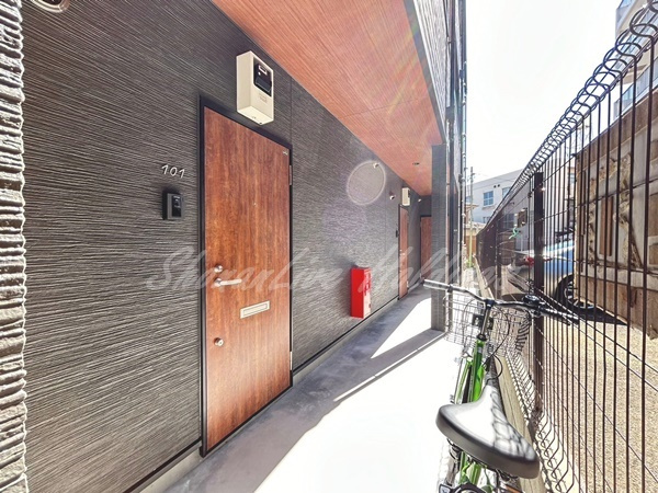 平塚市浅間町のアパートのエントランス