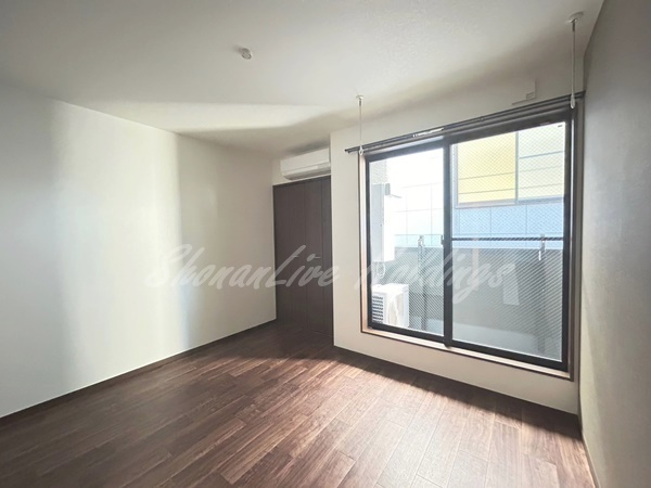 平塚市浅間町のアパートの居間・リビング