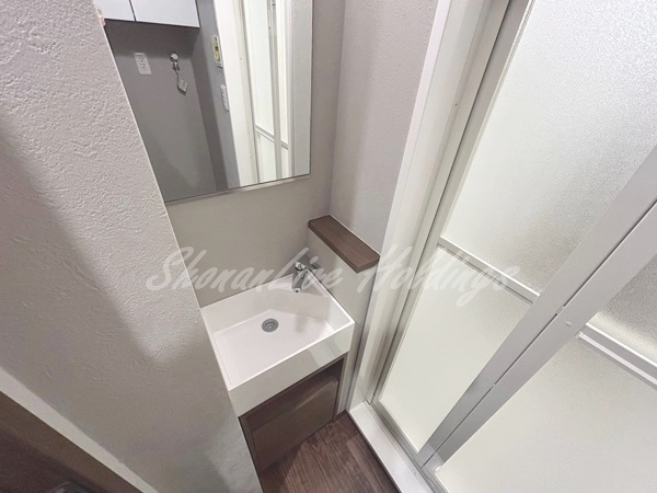 平塚市浅間町のアパートの洗面所