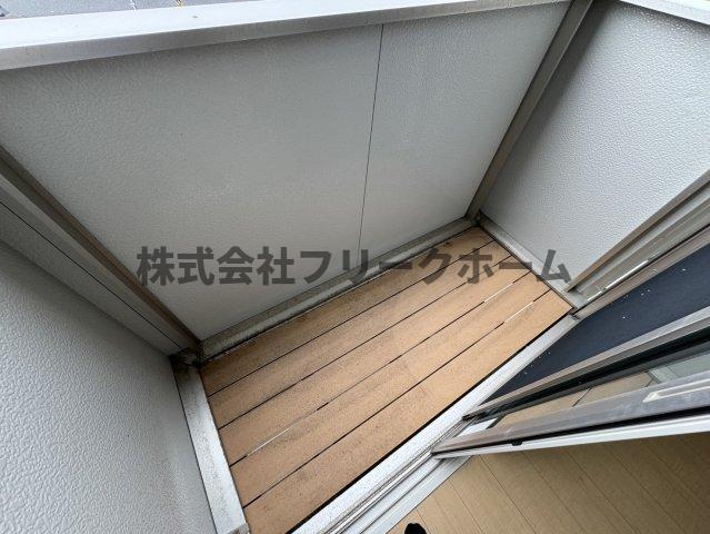 小金井市緑町１丁目のアパートのバルコニー