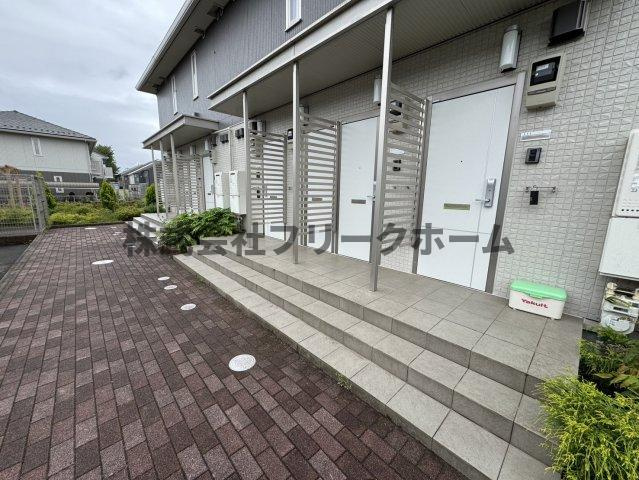 小金井市緑町１丁目のアパートのエントランス