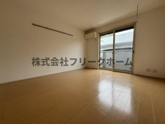 小金井市緑町１丁目のアパートの居間・リビング