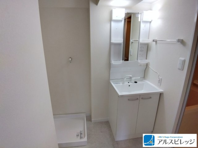 大井ガーデンビルの独立洗面台|収納力もある化粧洗面台